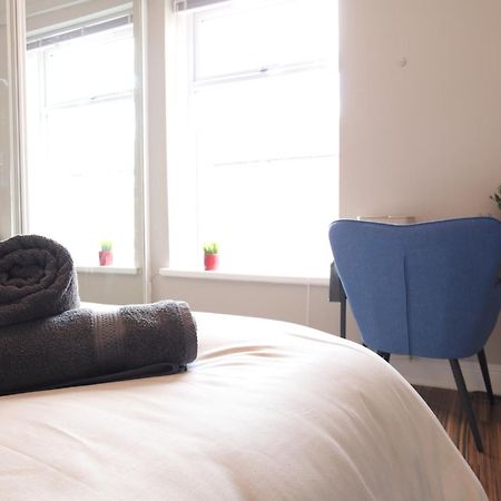 2-Bedroom, Free Parking, High Speed Wi-Fi, Swinton Manchester Buitenkant foto