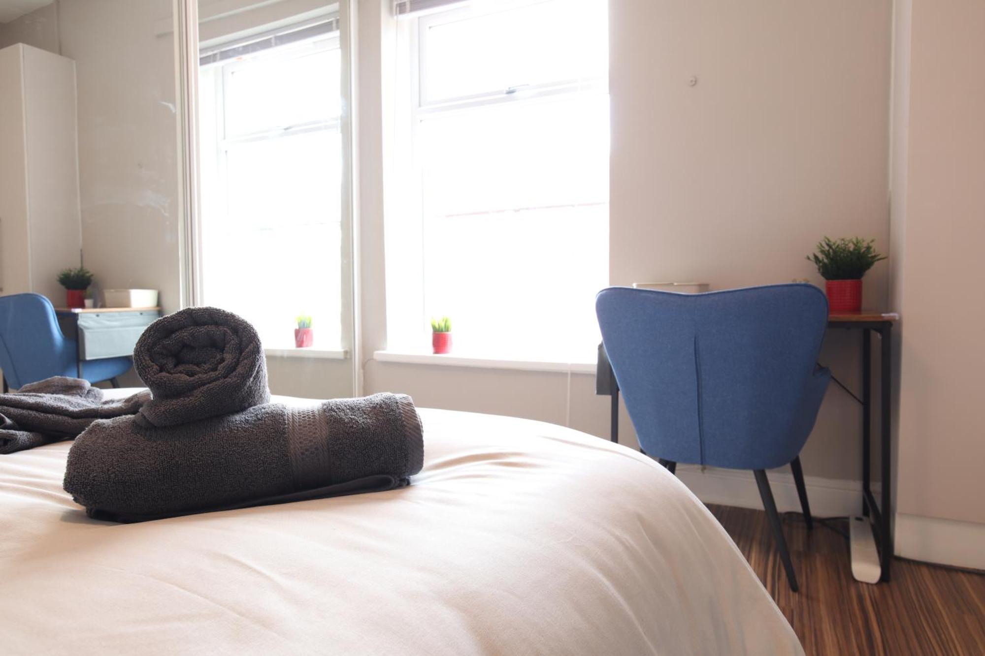 2-Bedroom, Free Parking, High Speed Wi-Fi, Swinton Manchester Buitenkant foto