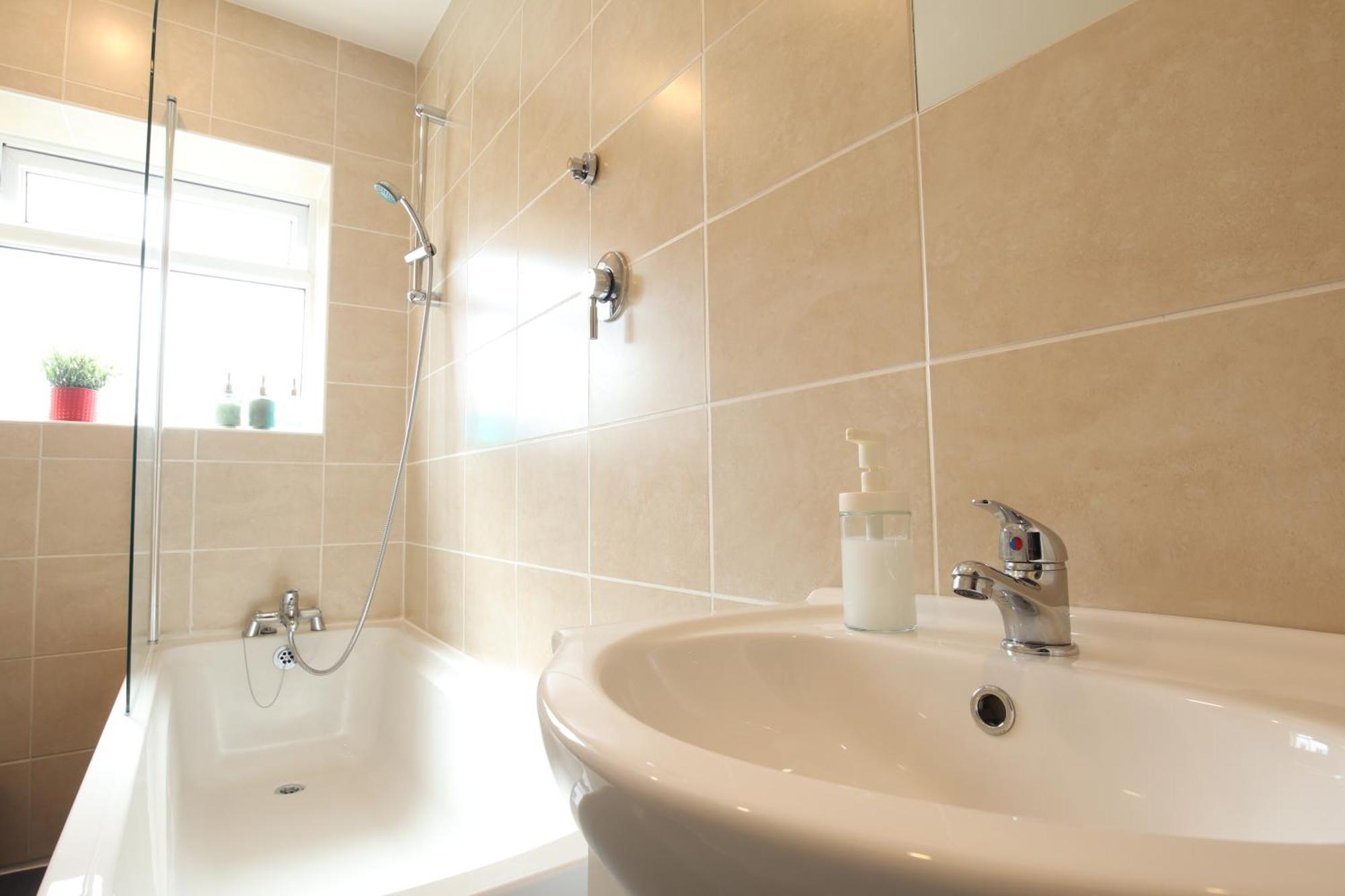 2-Bedroom, Free Parking, High Speed Wi-Fi, Swinton Manchester Buitenkant foto