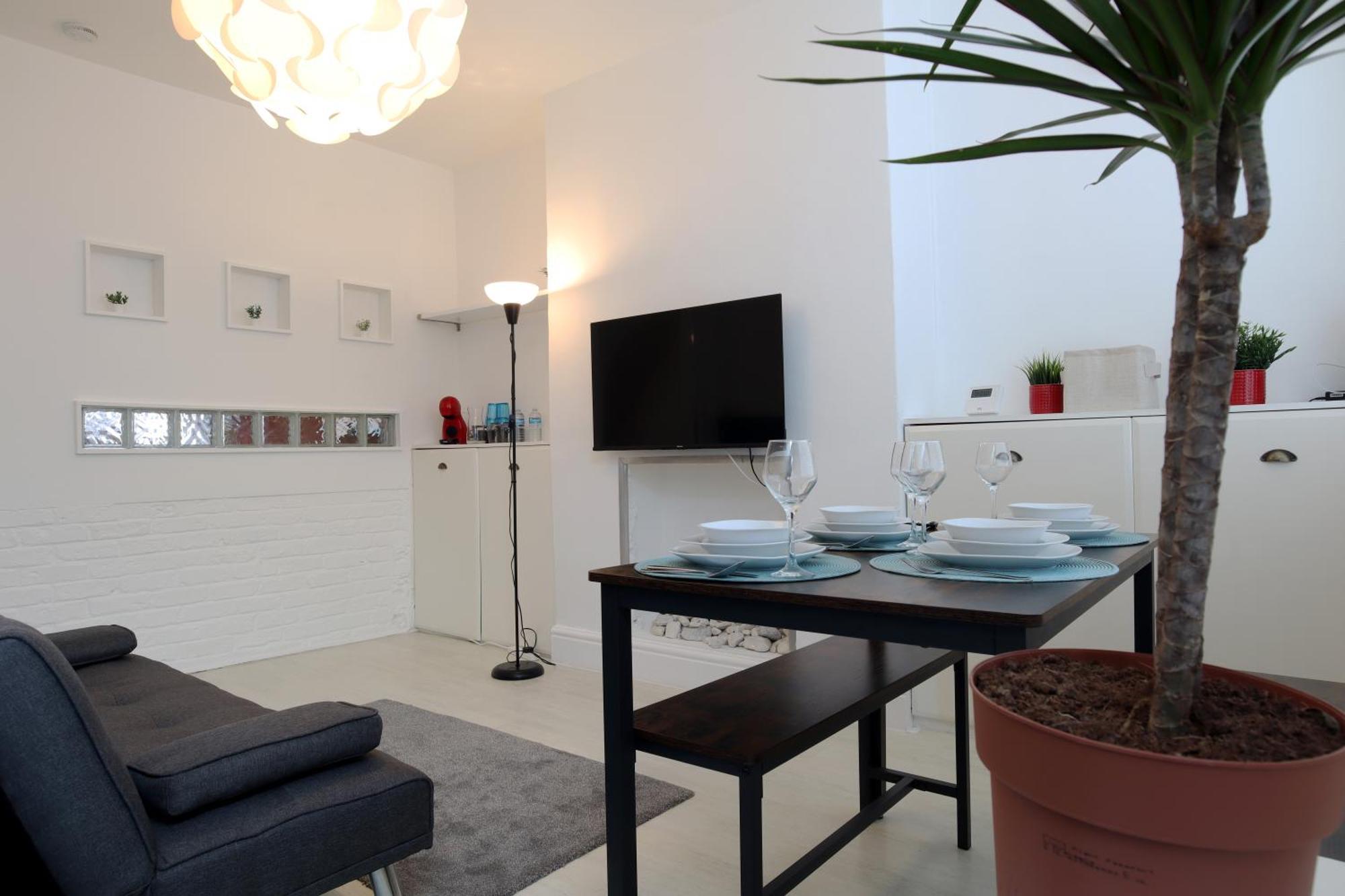 2-Bedroom, Free Parking, High Speed Wi-Fi, Swinton Manchester Buitenkant foto