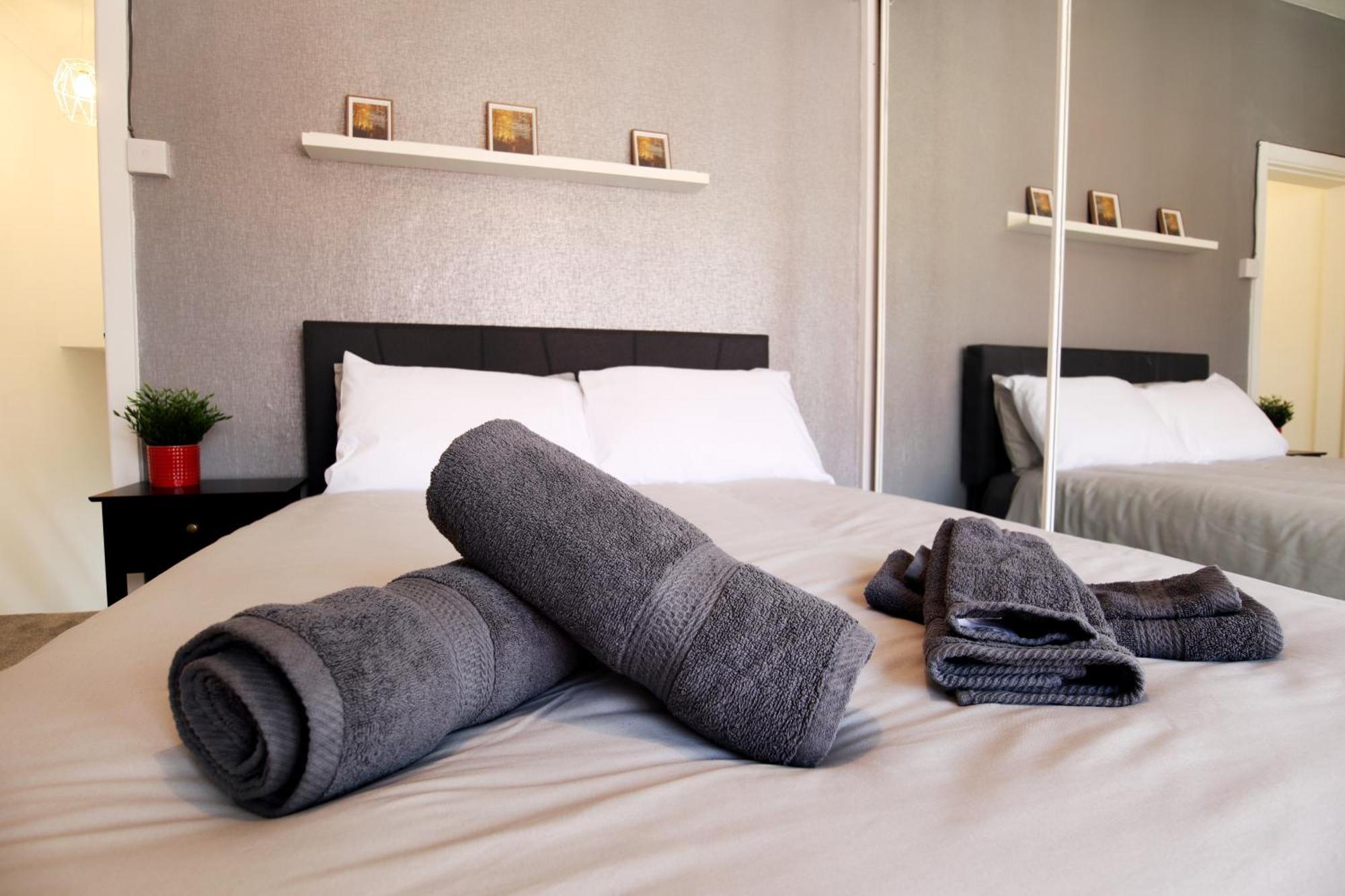 2-Bedroom, Free Parking, High Speed Wi-Fi, Swinton Manchester Buitenkant foto